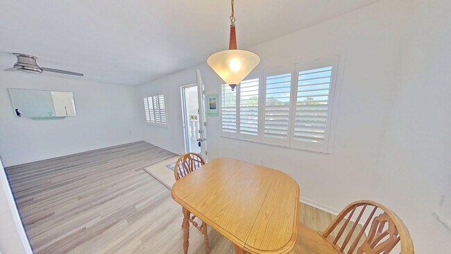 Building Photo - 2-bedroom 2-bathroom Top Corner Unit Condo