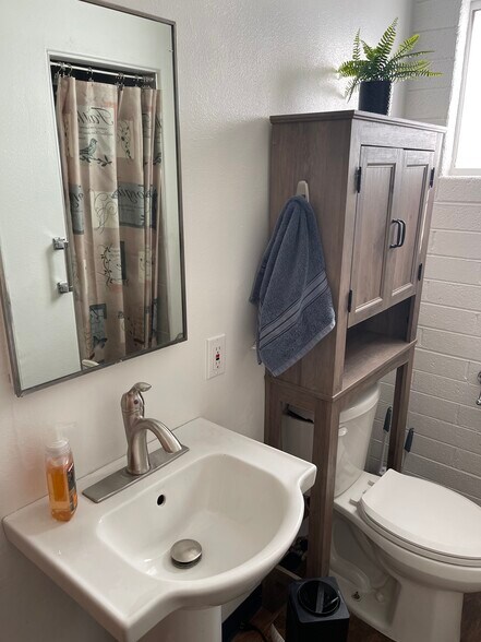 Building Photo - 453 W Hackney Hill Rd