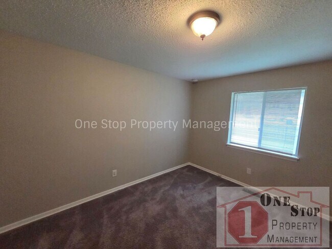 Building Photo - Updated 4 Bedroom, 2 Bathroom Duplex in Overland Park, Kansas