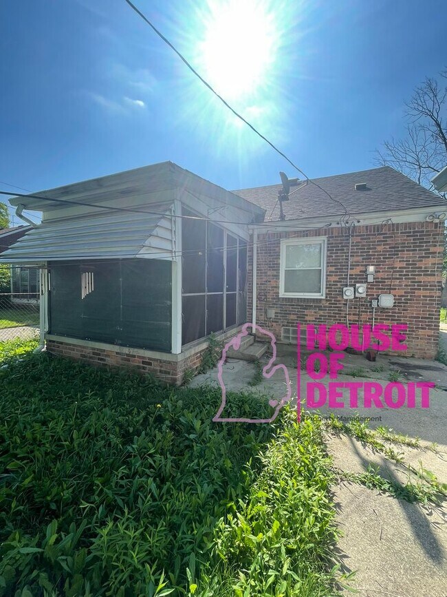 Building Photo - Summer Special~ 3 BEDROOM 1 BATH BUNGALOW ...