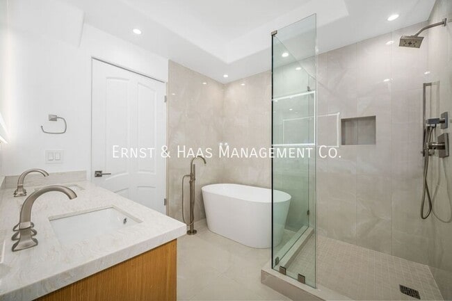 Building Photo - 1724 Bluff Pl