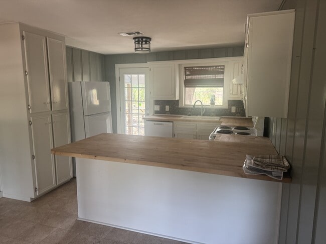 Building Photo - 7148 State Hwy 75 S