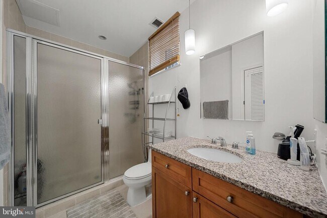 Building Photo - 675 E St NW