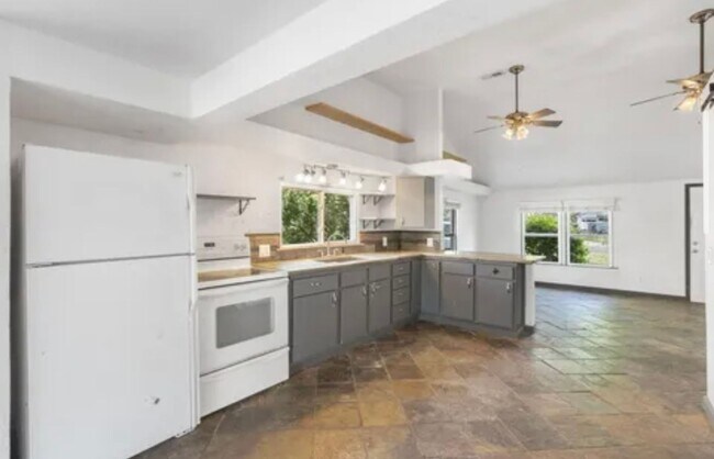 Building Photo - 3 Bedroom | 1 Bathroom | 1 Car Detached Ga...