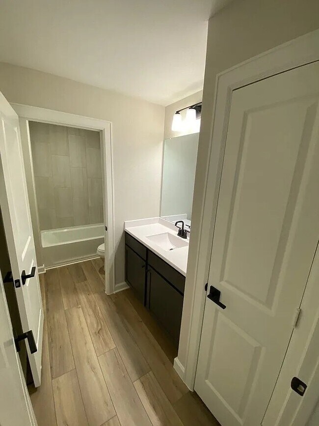 Building Photo - 2925 Floating Barque Dr