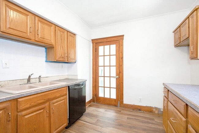 Building Photo - 3 BED 1 BATH BEAUTIFUL SINGLE FAMILY HOME ...