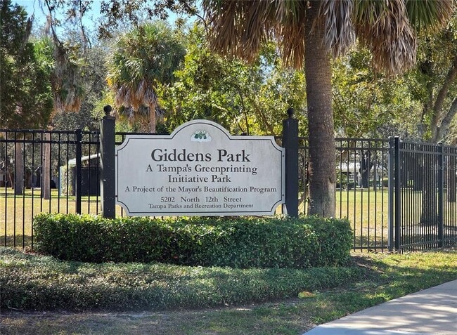 Building Photo - 936 E Shadowlawn Ave