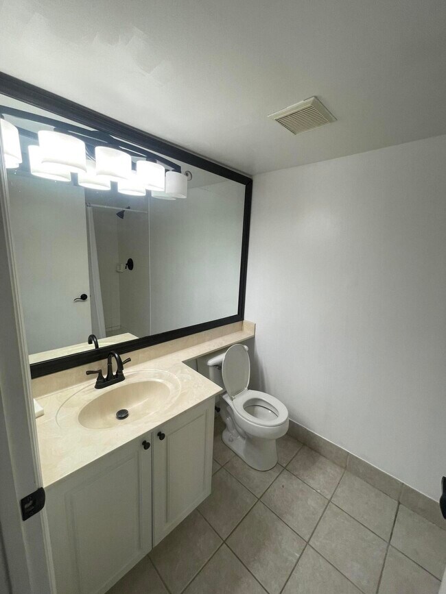 Building Photo - 400 Crestwood Ct N