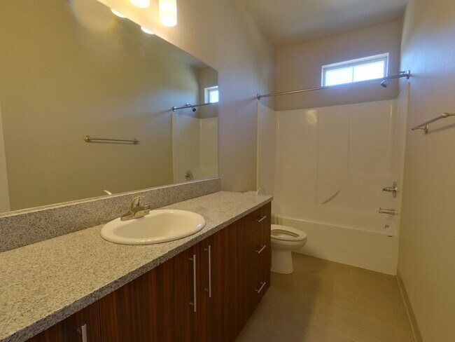 Building Photo - Greek Street Townhomes (335)