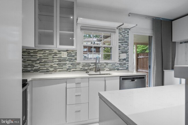 Building Photo - Beautifully Renovated 2-Level Townhome in the Heart of Falls Church City