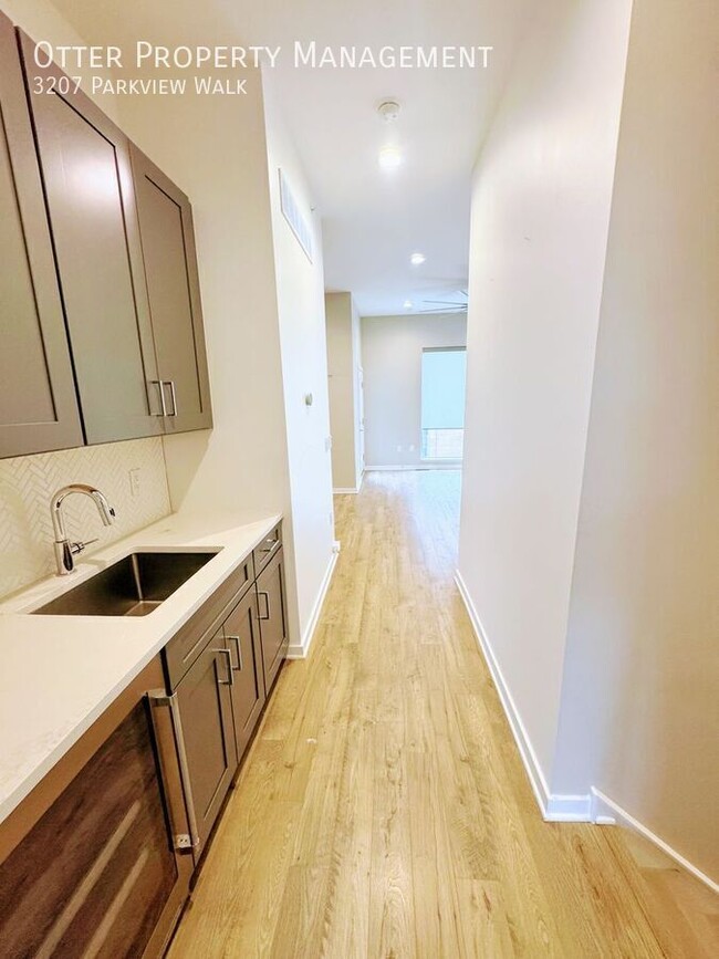 Building Photo - 3207 Parkview Walk