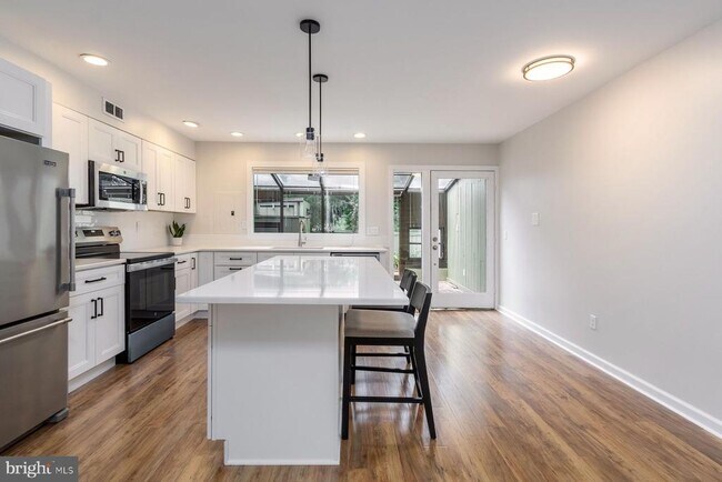 Building Photo - 7 Belaire Way