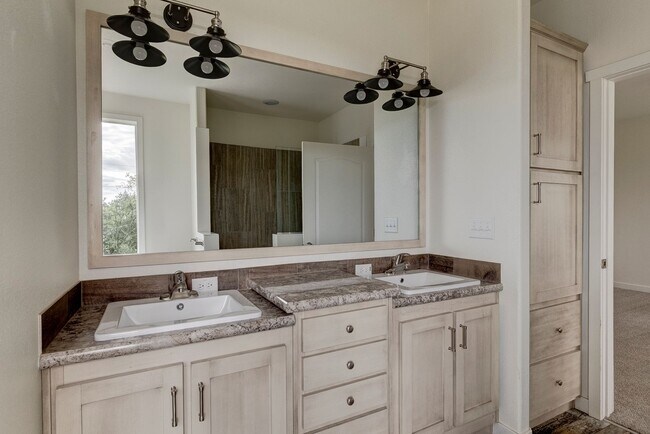 Building Photo - 3 Bed 2 Bath Pet Friendly Home