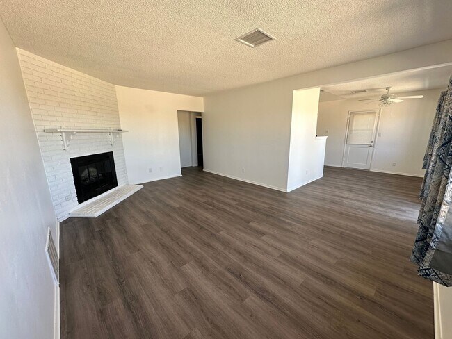 Building Photo - Newly Remodeled 2 bed 1 bath home!
