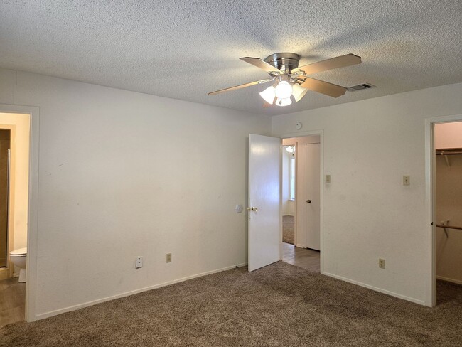 Building Photo - 3/2 House in Midway ISD!