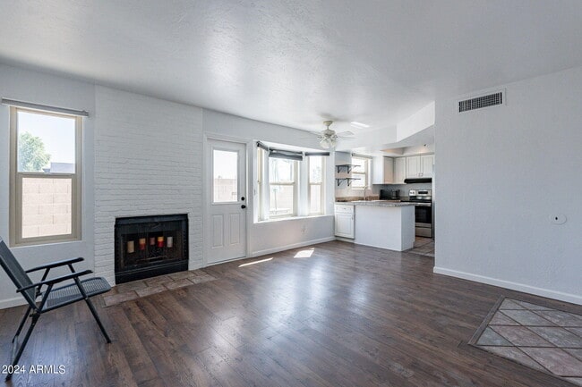 Building Photo - 820 W University Dr