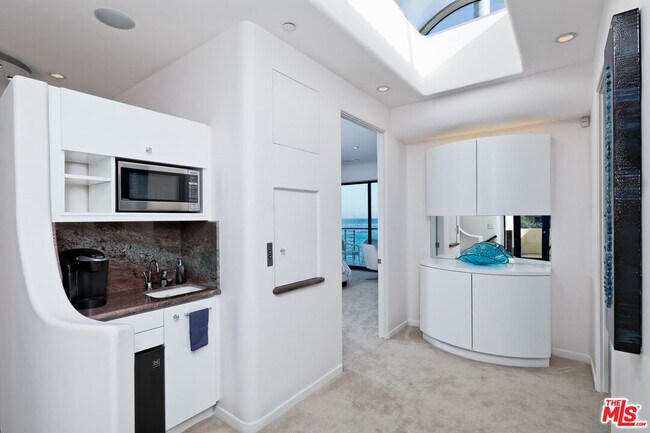 Building Photo - 27082 Malibu Cove Colony Dr