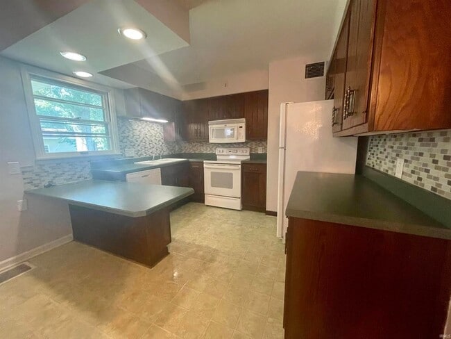 Building Photo - 1822 E 2nd St