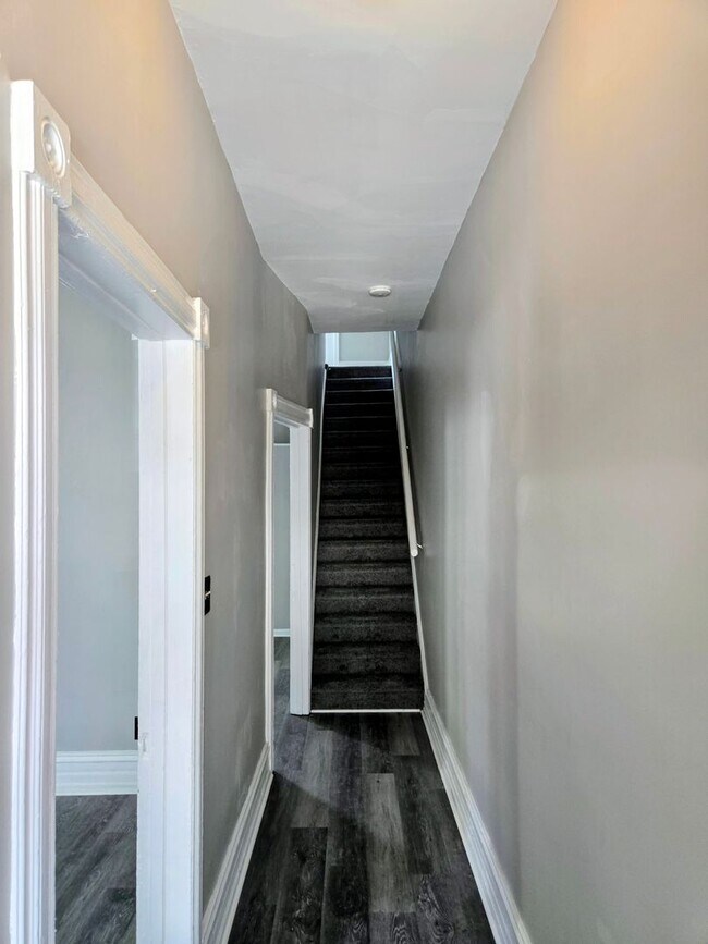 Building Photo - 126 N Penn St