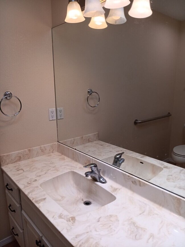 Building Photo - 3 Bedroom, 2 Bathroom Home! Schedule a Sho...