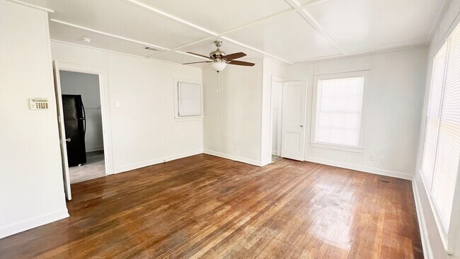 Building Photo - Updated and ready for move in immediately!