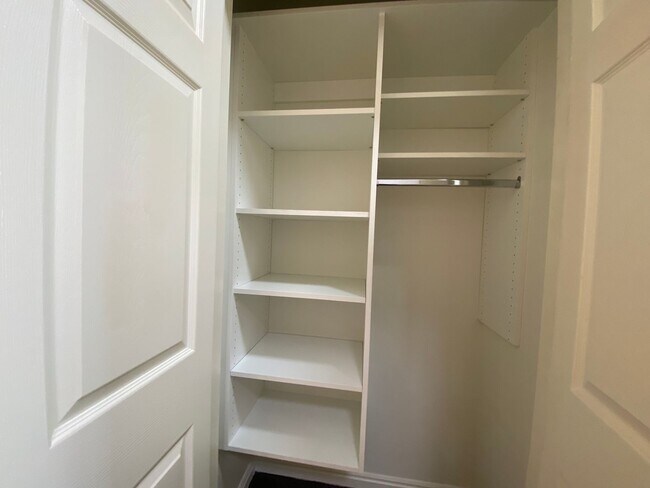 Building Photo - REMODELED TOWNHOME AVAILABLE FOR RENT
