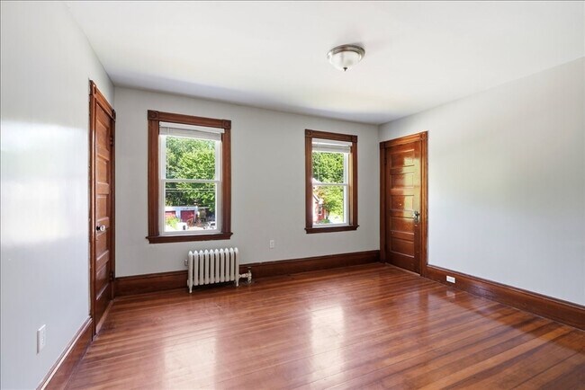 Building Photo - 352 Beulah St