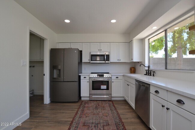 Building Photo - 2206 W Silvergate Dr