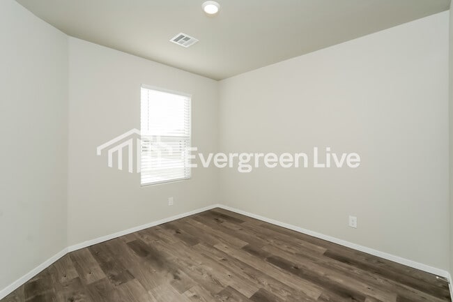 Building Photo - 1104 W Lawton Rd