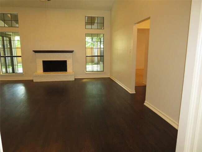 Building Photo - 2308 Crestmeadow St