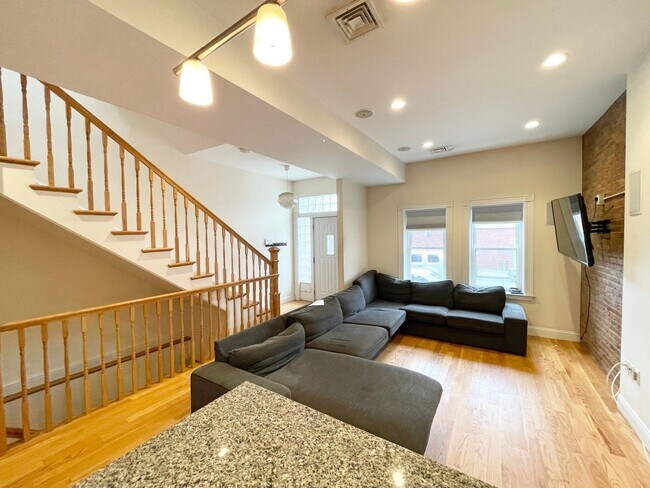 Building Photo - 98 L St