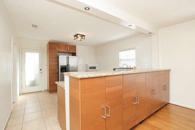 Building Photo - 905 Kern St