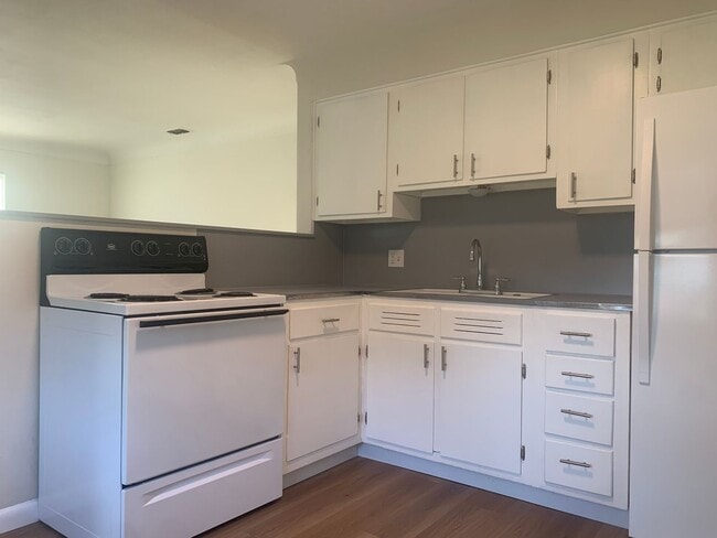 Building Photo - 2  Bedroom Single Family Home