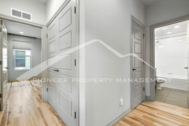 Building Photo - Modern Townhouse with Central AC and Rooft...
