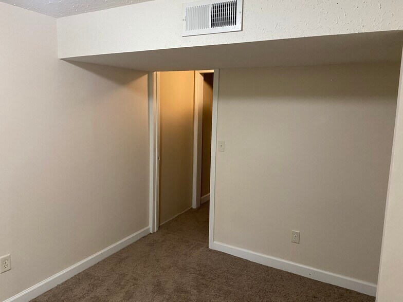 Building Photo - 10610 Johnson Cir
