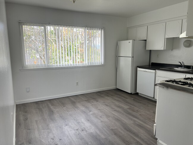 Building Photo - 516 W Tregallas Rd