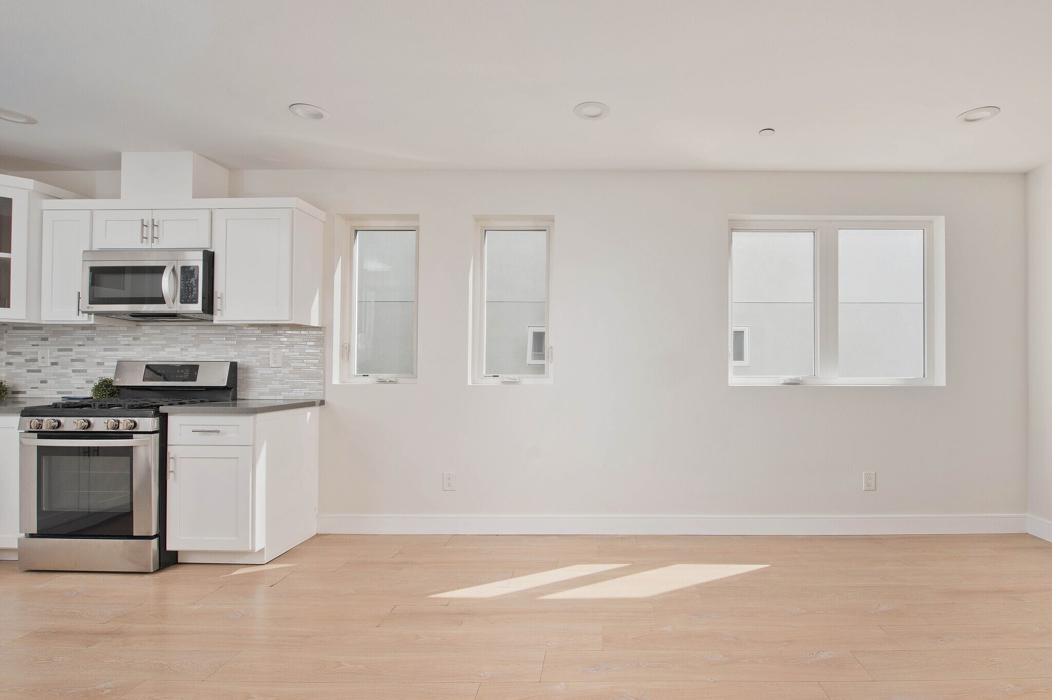 Building Photo - 635 N Harvard Blvd