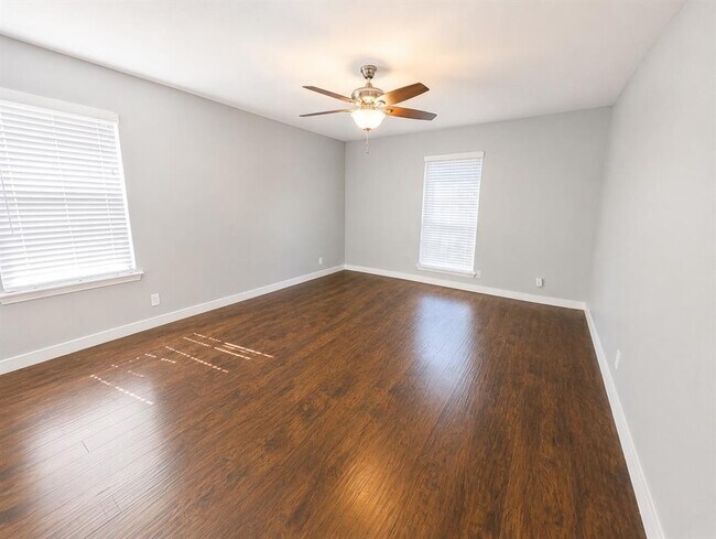 Building Photo - 305 Starbright Dr