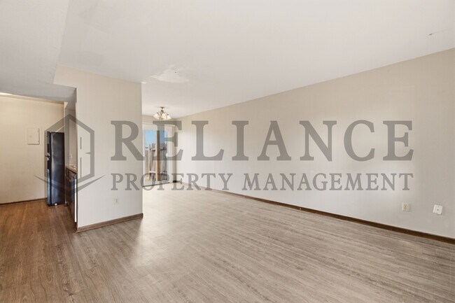 Building Photo - 7206-3 W Douglas Ave