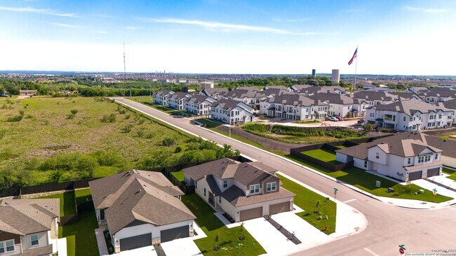 Building Photo - Stunning 4-bedroom, 3-bathroom Luxury Duplex on a HUGE Corner Lot!