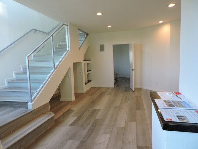 MIDDLE LEVEL - 5220 Medina Rd