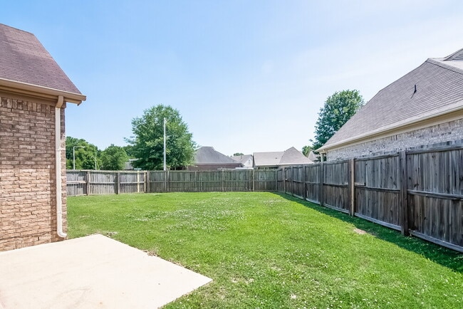 Building Photo - 5636 Sycamore Woods Dr