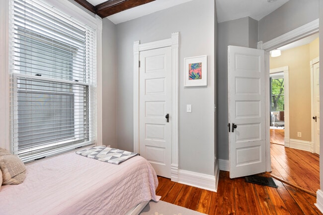 Building Photo - 3438 N Paulina St