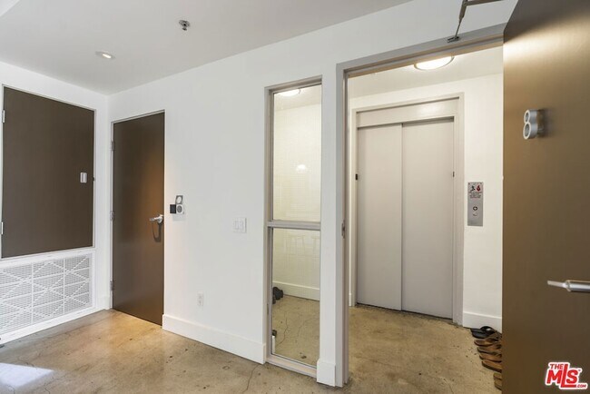 Building Photo - 814 S Spring St