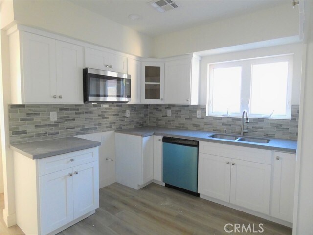 Building Photo - 2044 S Burnside Ave