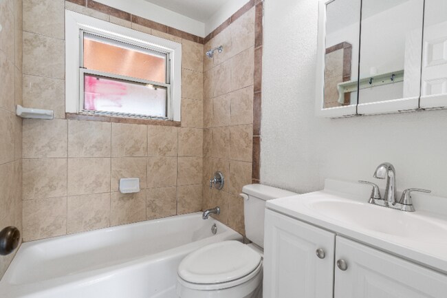 Building Photo - 926 W 16th St