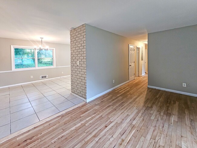 Building Photo - Spacious 4 Bedroom Home Near University Av...