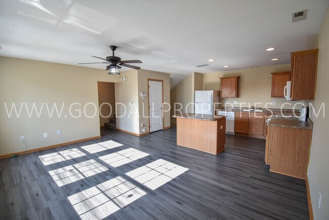 Building Photo - 2 Bedroom 2 Bath Updated Townhome in Ankeny with attached two car garage