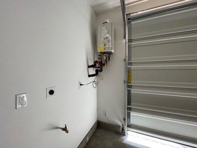 Building Photo - GATED 2 BED 2.5 BATH 2 CAR GARAGE 2 FLOOR TOWNHOUSE IN HENDERSON