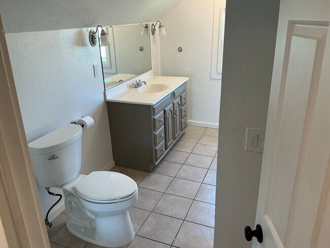 Building Photo - Beautiful 4 Bedroom 2 Bath Home in Old Tow...